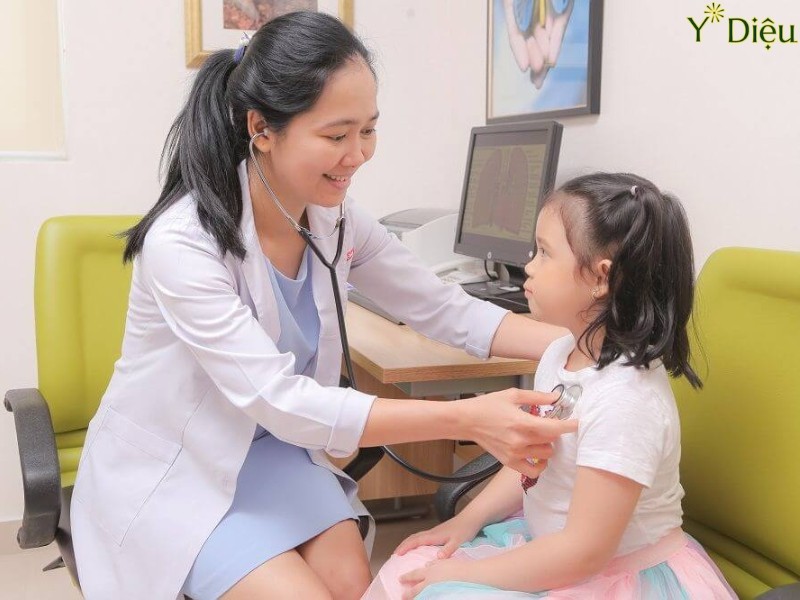 Nếu tình trạng táo bón kéo dài cha mẹ nên cho bé đi khám và tư vấn của các bác sỹ có chuyên môn